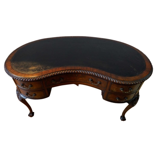 69 - GOOD WALNUT KIDNEY SHAPED DESKCIRCA 1900in the George III style, the shaped top with an inset leathe... 