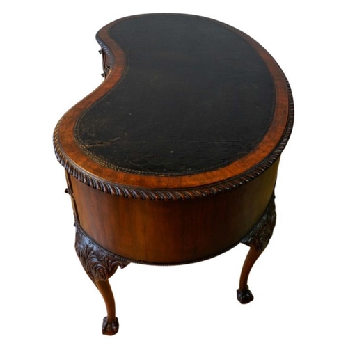 69 - GOOD WALNUT KIDNEY SHAPED DESKCIRCA 1900in the George III style, the shaped top with an inset leathe... 