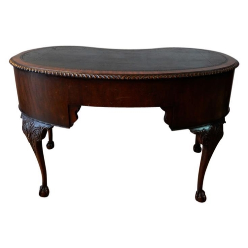 69 - GOOD WALNUT KIDNEY SHAPED DESKCIRCA 1900in the George III style, the shaped top with an inset leathe... 