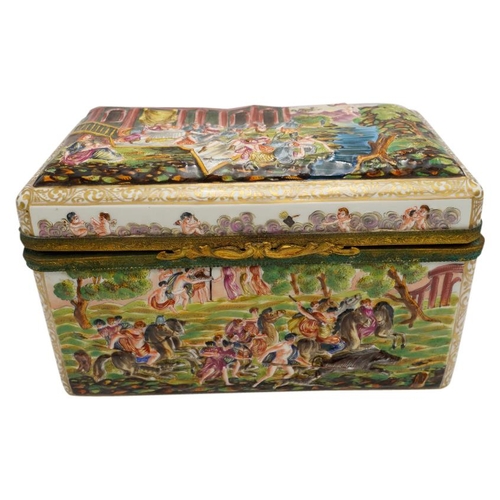 195 - LARGE CAPODIMONTE PORCELAIN CASKET20TH CENTURYthe sides decorated in relief with hunting an allegori... 