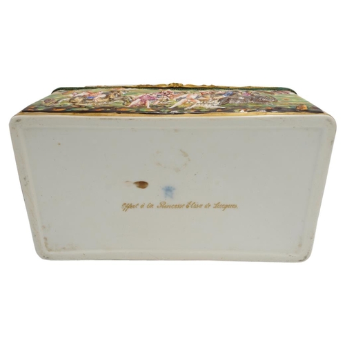 195 - LARGE CAPODIMONTE PORCELAIN CASKET20TH CENTURYthe sides decorated in relief with hunting an allegori... 