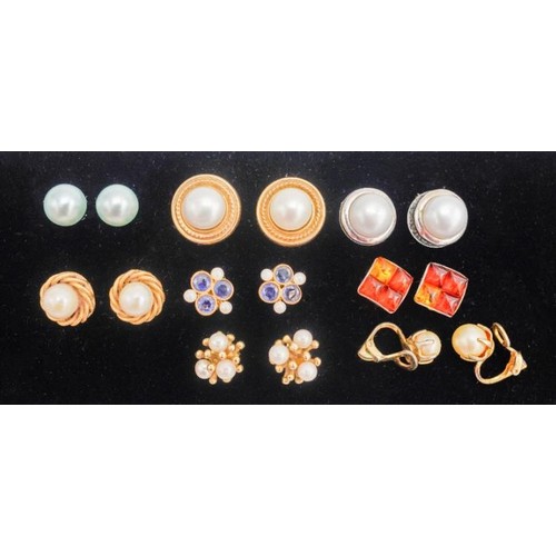 455 - A PAIR OF 9CT AND PEARL STUD EARRINGS AND SEVEN OTHERS, including four pairs of yellow metal studs (... 