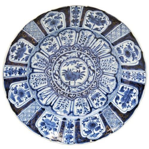 6 - LARGE CHINESE EXPORT BLUE AND WHITE DISHKANGXI PERIOD (1662-1722)the central flower medallion within... 