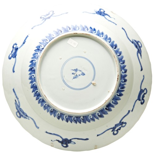 6 - LARGE CHINESE EXPORT BLUE AND WHITE DISHKANGXI PERIOD (1662-1722)the central flower medallion within... 
