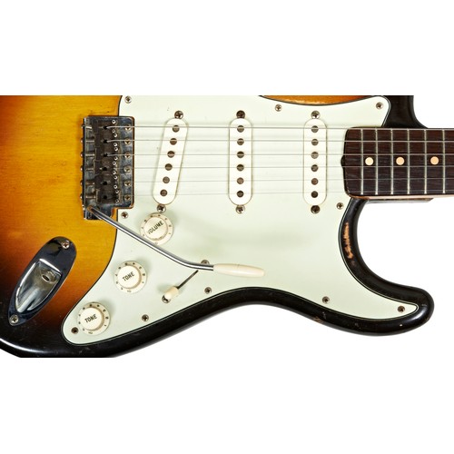 84 - A FENDER STRATOCASTER SUNBURST, 1960, SERIAL NUMBER 4628398cm x 32cm This is a classic example of th... 