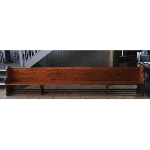 64 - A LARGE PITCH PINE CHURCH PEW/BENCH SEAT, 92 x 429 x 46cm