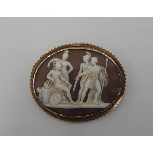 590 - A 15 CT GOLD OVAL CAMEO BROOCH, the carved decoration depicting Roman soldiers, 5.5cm wide