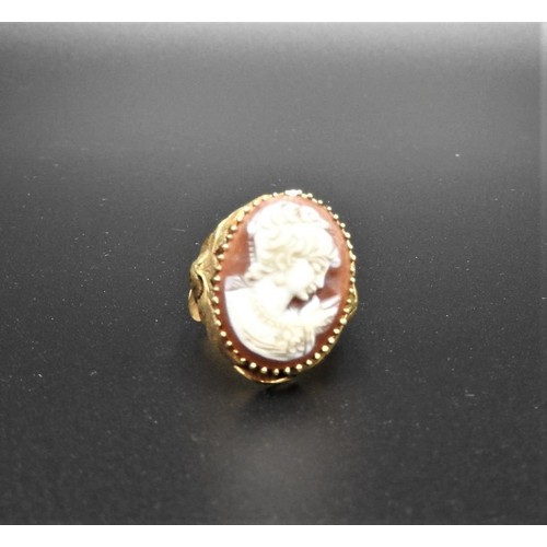 591 - AN 18CT GOLD RING MOUNTED WITH PORTRAIT CAMEO, 10.3 g