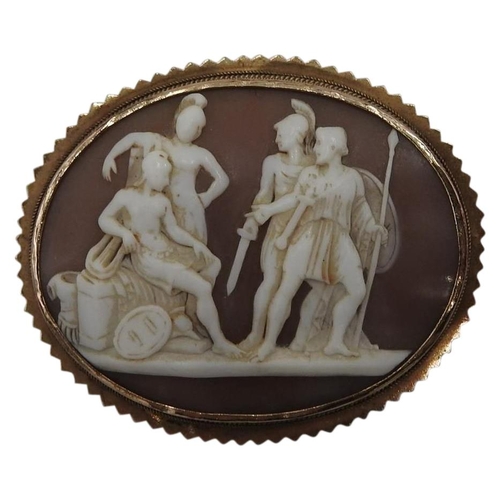 590 - A 15 CT GOLD OVAL CAMEO BROOCH, the carved decoration depicting Roman soldiers, 5.5cm wide