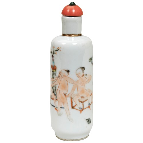 189 - FINE FAMILLE ROSE 'EROTIC' SNUFF BOTTLEJIAQING / DAOGUANG PERIOD the cylindrical sides finely decora... 