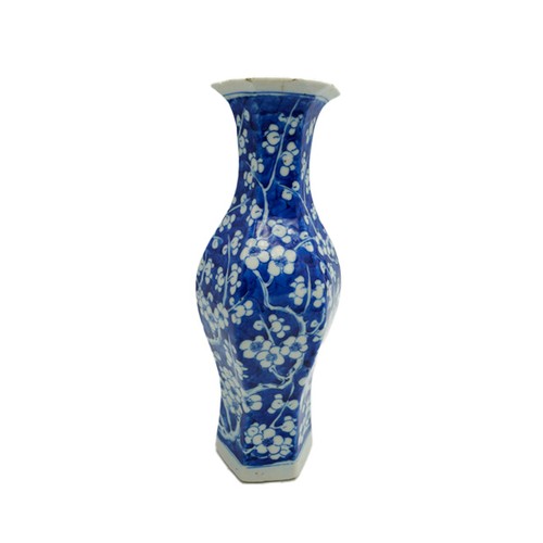 61 - BLUE AND WHITE HEXAGONAL 'CRACKED-ICE' VASEQING DYNASTY, 19TH CENTURYpainted with blossoming prunus ... 