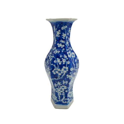 61 - BLUE AND WHITE HEXAGONAL 'CRACKED-ICE' VASEQING DYNASTY, 19TH CENTURYpainted with blossoming prunus ... 