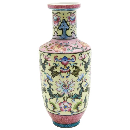 154 - FINE YELLOW-SGRAFFITO-GROUND FAMILLE ROSE VASELATE QING DYNASTYthe sides finely decorated with styli... 