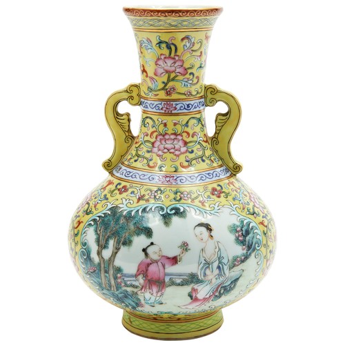 155 - GOOD YELLOW-GROUND FAMILLE ROSE VASEQING DYNASTY, 19TH CENTURYthe sides finely painted with two pane... 