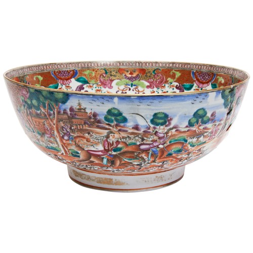 157 - CHINESE EXPORT 'HUNTING' PUNCH BOWLQIANLONG PERIOD (1736-1795)the sides richly decorated in colours ... 