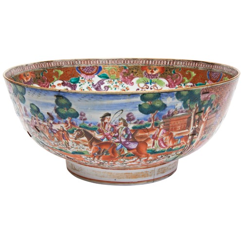 157 - CHINESE EXPORT 'HUNTING' PUNCH BOWLQIANLONG PERIOD (1736-1795)the sides richly decorated in colours ... 