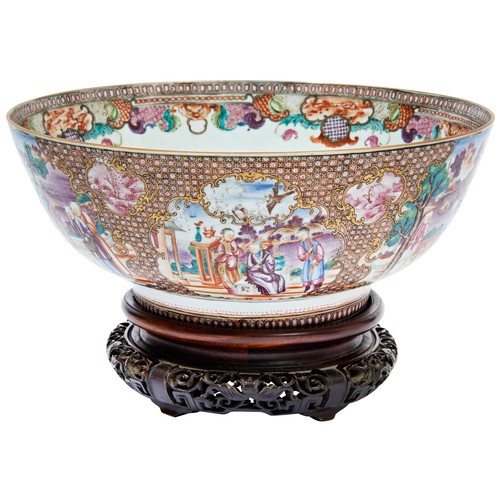 179 - LARGE CHINESE 'MANDARIN-PALETTE' PUNCH BOWL QIANLONG PERIOD (1736-1795)painted with four panels of C... 