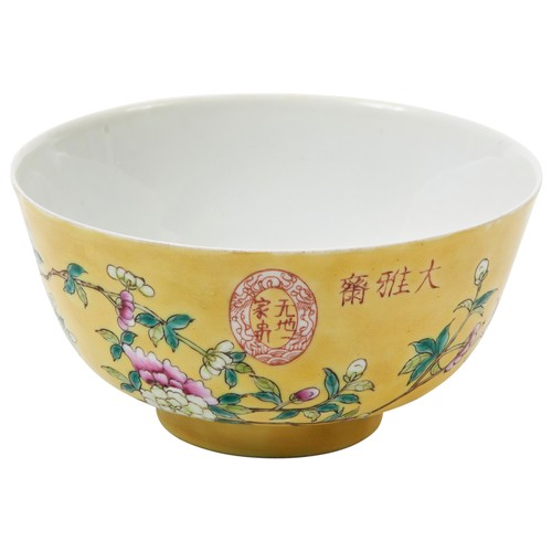 177 - FAMILLE ROSE YELLOW-GROUND 'DAYA ZHAI' BOWLLATE QING / REPUBLIC PERIODpainted with brightly coloured... 