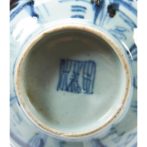 58 - NEAR PAIR OF 'KRAAK-STYLE' BLUE AND WHITE BOWLS17TH CENTURYthe sides painted in tones of underglaze ... 