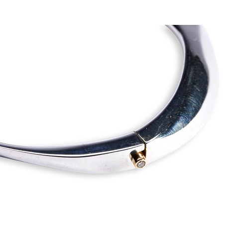 115 - A CONTEMPORARY EDINBURGH SILVER BANGLEA contemporary silver bangle in a twisted freeform design with... 