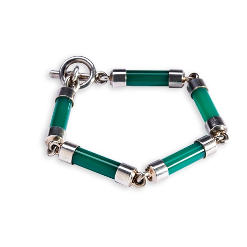 87 - HANS HENSEN. A GREEN STONE AND SILVER BRACELET A green stone lozenge and silver bracelet. with loop ... 