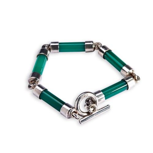 87 - HANS HENSEN. A GREEN STONE AND SILVER BRACELET A green stone lozenge and silver bracelet. with loop ... 