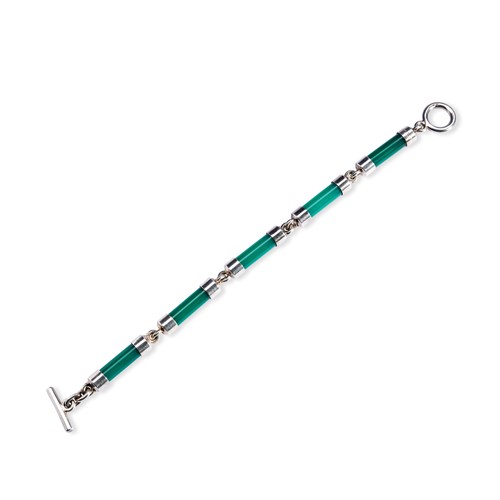 87 - HANS HENSEN. A GREEN STONE AND SILVER BRACELET A green stone lozenge and silver bracelet. with loop ... 