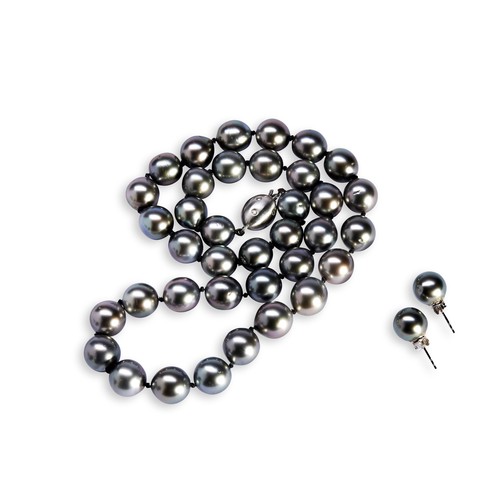 116 - TAHITIAN PEARL NECKLACE AND MATCHING EARRINGS A cultured black Tahitian pearl necklace with white go... 