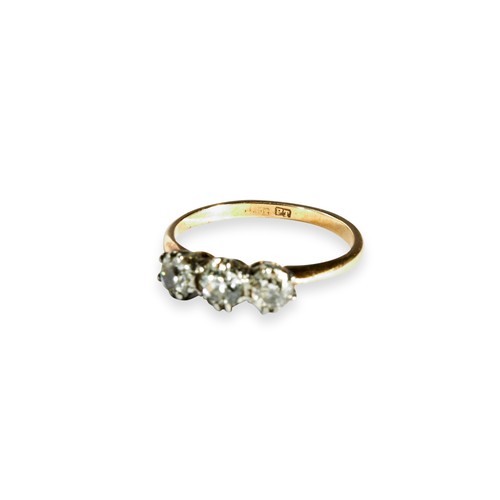 33 - AN EARLY 20TH CENTURY THREE STONE DIAMOND RINGclaw set with three graduating transitional-cut diamon... 