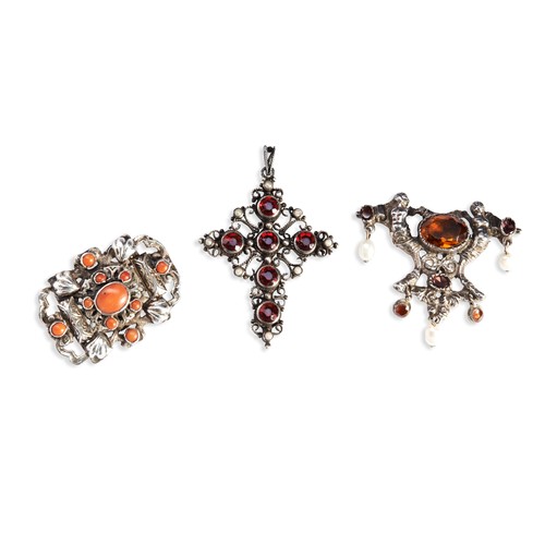 92 - A COLLECTION OF 19TH CENTURY JEWELLERYa red paste, bezel set, filigree cross crafted in white metal.... 