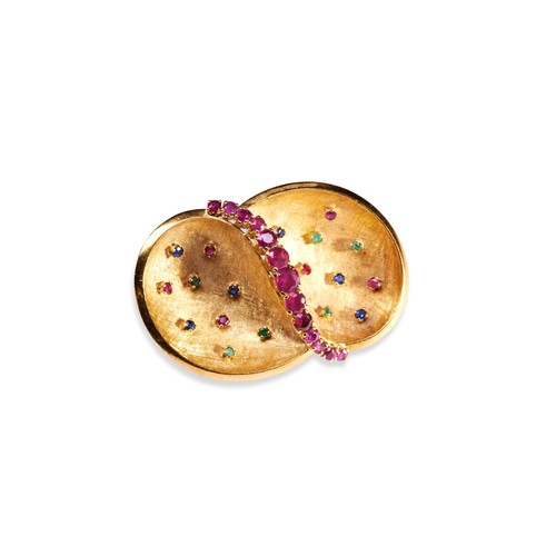 118 - A 20TH CENTURY 18CT MULTI GEM BROOCH with a central curved line of graduating round cut rubies in be... 