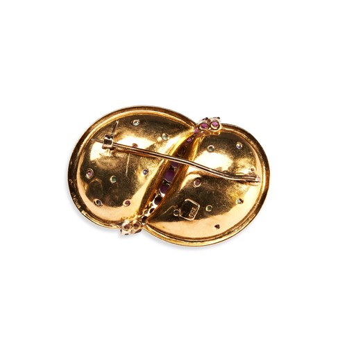 118 - A 20TH CENTURY 18CT MULTI GEM BROOCH with a central curved line of graduating round cut rubies in be... 