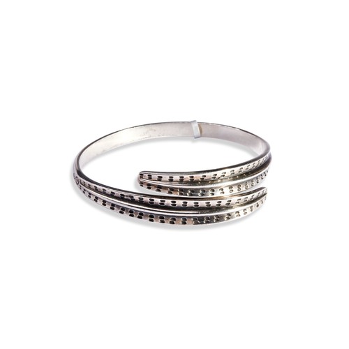 167 - A SILVER BANGLE, SAGA RANGE DAVID ANDERSEN of torque design with oval stamped decoration to the... 