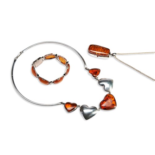 93 - COLLECTION OF AMBER JEWELLERYA silver and amber heart collar, with two hollow silver hearts and thre... 