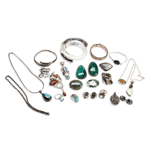 499 - A QUANTITY OF SILVER DRESS JEWELLERYIncluding modern semi precious gem set pendants and rings, paste... 