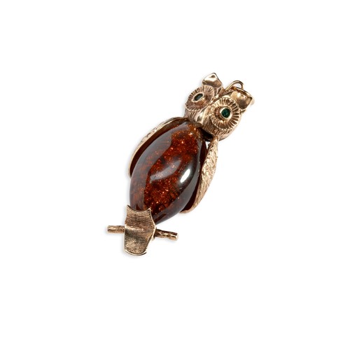 511 - A 9CT GOLD AND GLASS OWL PENDANTSet with a central amber coloured glass bead. Weight 8.9 grams.... 