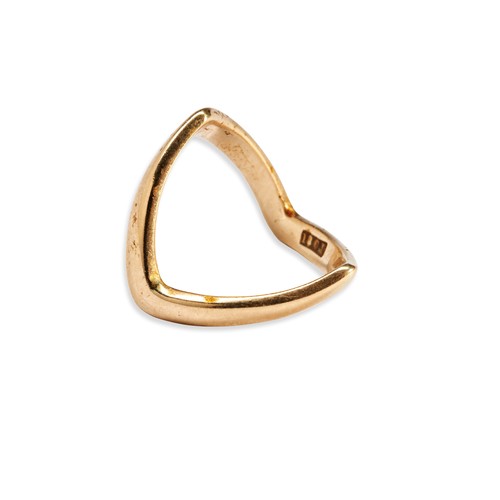 538 - AN 18CT GOLD 'OPEN MOUTH' BAND RING, 4.5 gramsMarked 18ct Size L