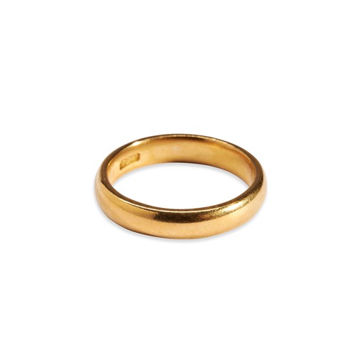 539 - A 22CT GOLD BAND RING, with rounded edge shank, weight 6.2 grams.Marked 22ct.Size O.