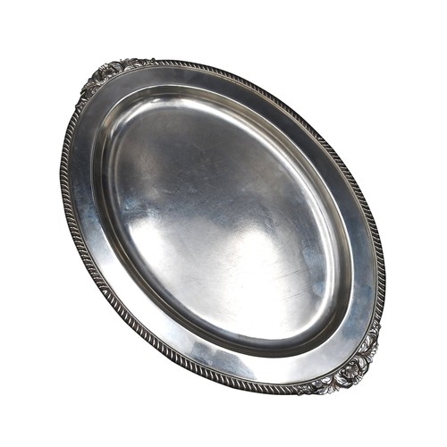 457 - AN AMERICAN STERLING SILVER OVAL SERVING PLATTER, with Acanthus decoration to each end, stamped 'Ste... 