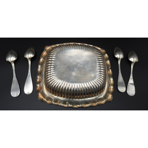 459 - AN AMERICAN STERLING SILVER SERVING DISH, with crimped edges and fluted decoration, stamped 'Sterlin... 