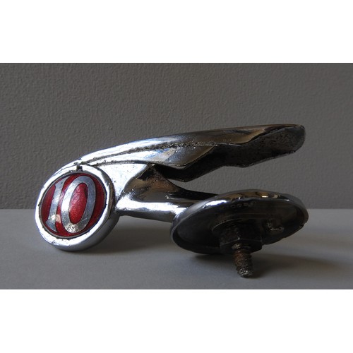 325 - A RARE MORRIS 10 HOOD ORNAMENT, circa 1933, 10 cm long