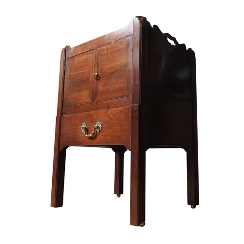 90 - A GEORGE III MAHOGANY NIGHT TABLE, with shaped gallery top over two doors and a pull-out base, 77 x ... 