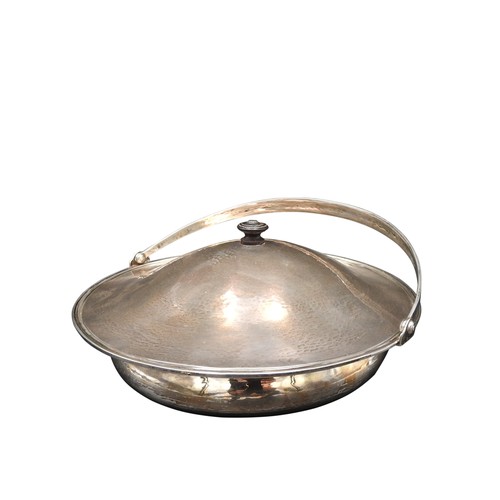 467 - A CIRCULAR SILVER VEGETABLE SERVING DISH WITH LID, ring handle and interior liner dish, Birmingham 1... 