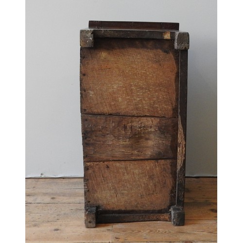 99 - AN EARLY 17TH CENTURY CHILD'S CHEST, circa 1600-1620, 46 x 81 x 42cm