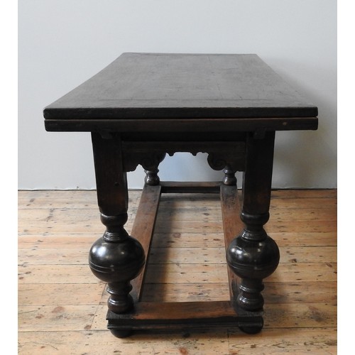 102 - AN EARLY 17TH CENTURY DUTCH OAK DRAW-LEAF TABLE, circa 1630 and later, 81 x 163 x 75 cm