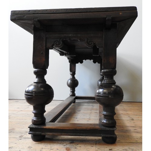 102 - AN EARLY 17TH CENTURY DUTCH OAK DRAW-LEAF TABLE, circa 1630 and later, 81 x 163 x 75 cm