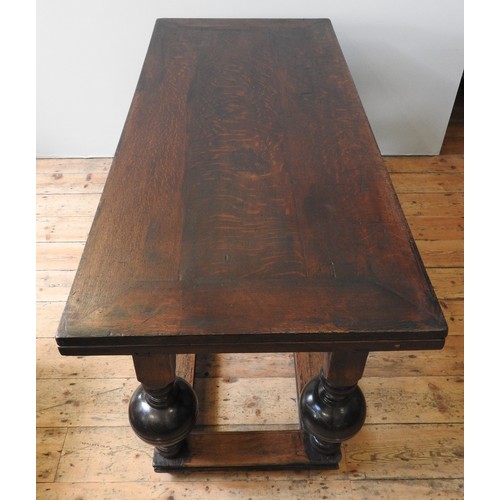 102 - AN EARLY 17TH CENTURY DUTCH OAK DRAW-LEAF TABLE, circa 1630 and later, 81 x 163 x 75 cm