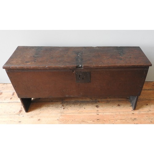 121 - AN ELIZABETH I OAK BOARDED CHEST