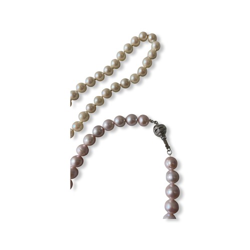 550 - TWO CULTURED PEARL NECKLACESOne pink cultured pearl necklace, eack pearl measures 10mm across. Lengt... 