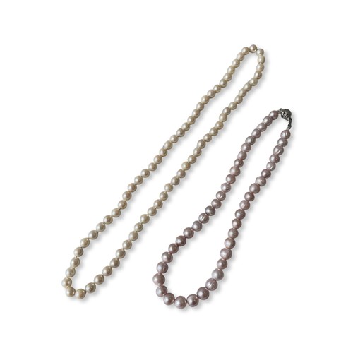 550 - TWO CULTURED PEARL NECKLACESOne pink cultured pearl necklace, eack pearl measures 10mm across. Lengt... 